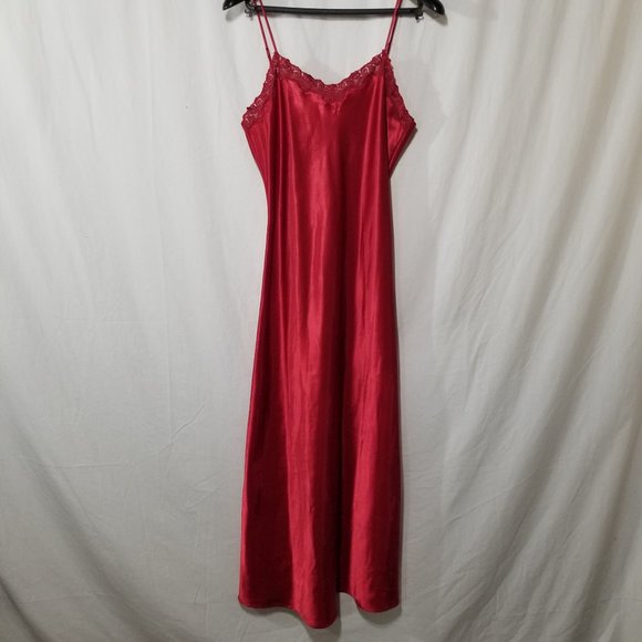 Gloria Vanderbilt Dresses & Skirts - Gloria Vanderbilt red satin like maxi slip dress